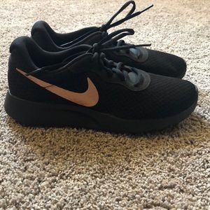 Nike tanjun running sneakers